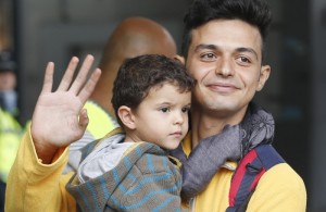 folla-a-monaco-applaude-i-migrantigermania-e-austria-aprono-le-frontiere